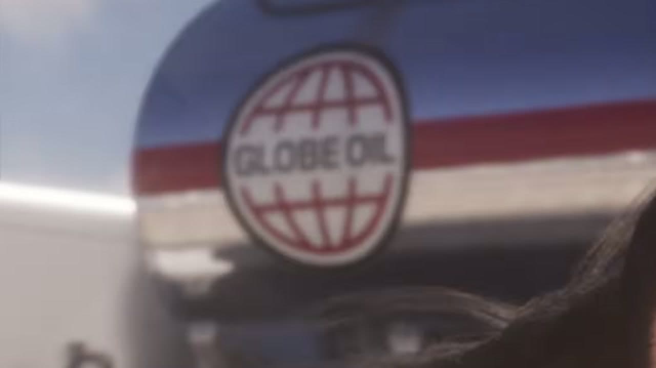 The Globe Oil logo on a truck's tank on a Vice City street