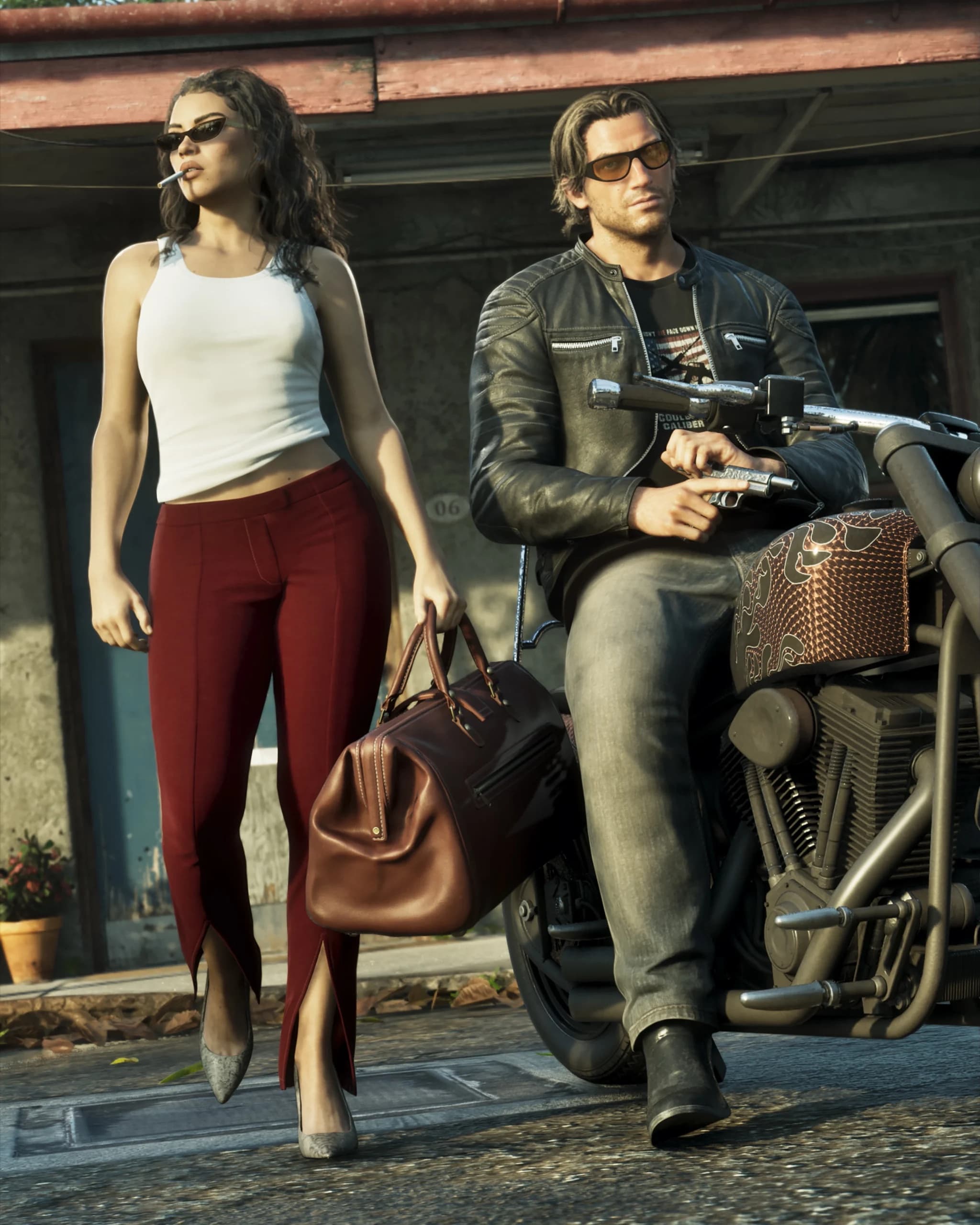 Mujer con gafas de sol, camiseta blanca y pantalón rojo con una bolsa de viaje de cuero, junto a un hombre con chaqueta de cuero sentado en una moto.