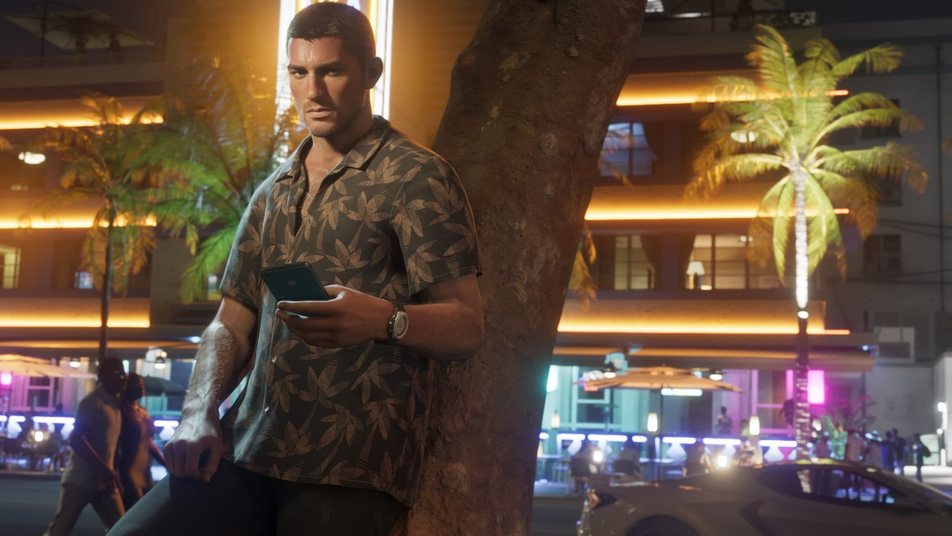 Jason Duval de noche, mirando el móvil junto a una palmera, con neones de Vice City al fondo.